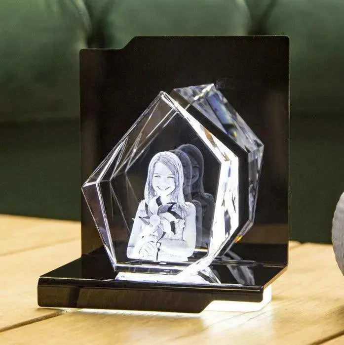 Bloc de Verre Alpin taille M - Gravure Laser 3D d'une jeune fille avec un moulin à vent.