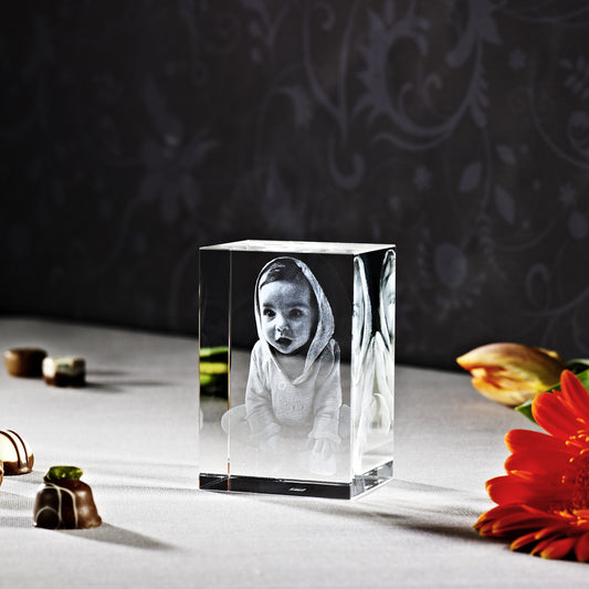 Bloc de verre M avec gravure laser en 3D d'un portrait, parfait pour un cadeau personnalisé et raffiné.