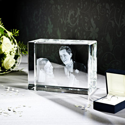 Bloc de Verre XXL Paysage - Gravure Laser 3D d'un couple de mariés.