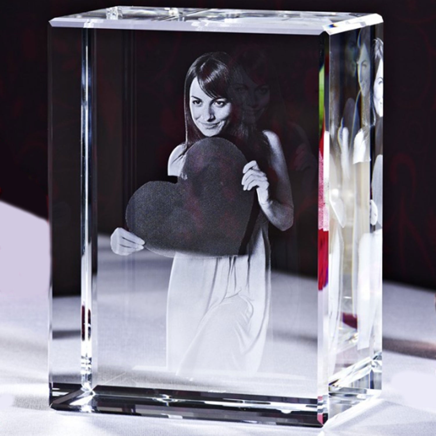 Bloc de verre XXL avec gravure laser en 3D d'un portrait, cadeau prestigieux et personnalisé.