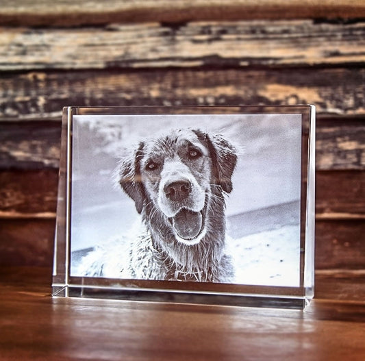 Plaque de verre Prisme L en orientation paysage avec gravure personnalisée en 2D, parfaite pour un souvenir élégant et unique.