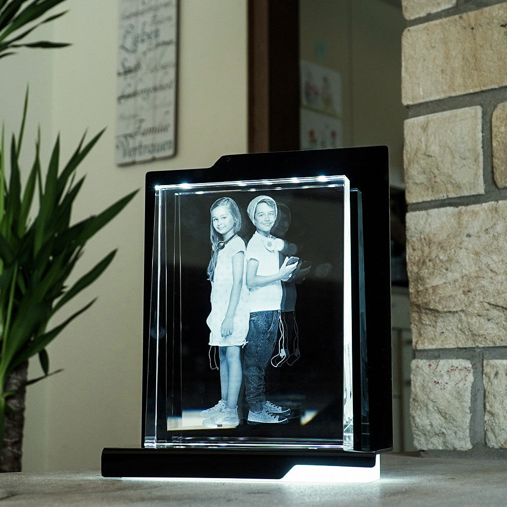 Plaque de verre Prisme XXL en orientation portrait avec gravure personnalisée en 2D, idéale pour un cadeau unique.